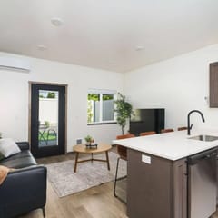 Coffee-Bar Townhome · En-Suites · Guest Favorite