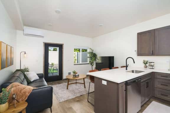 Coffee-Bar Townhome · En-Suites · Guest Favorite - Image 1