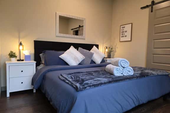 Near CDA Lake · Free Parking · In-Unit Laundry - Image 1