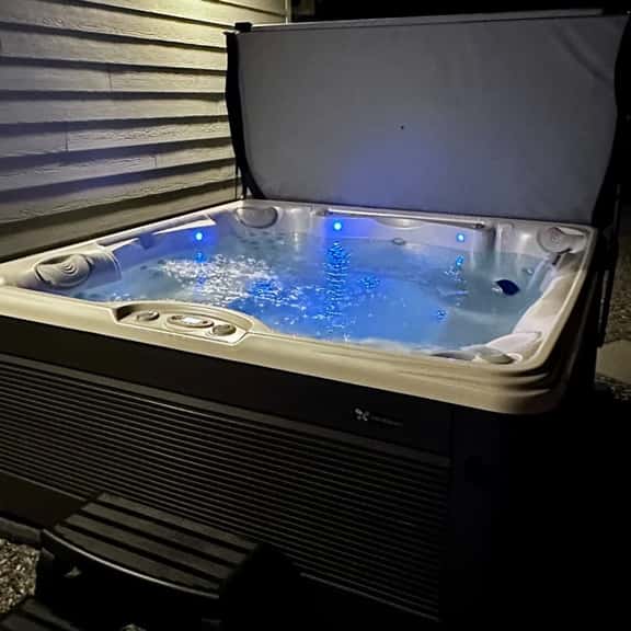 Private Cottage, Hot Tub, EV Charger - Image 1